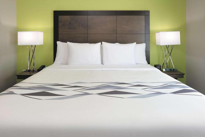 1 King Bed (11 of 18)