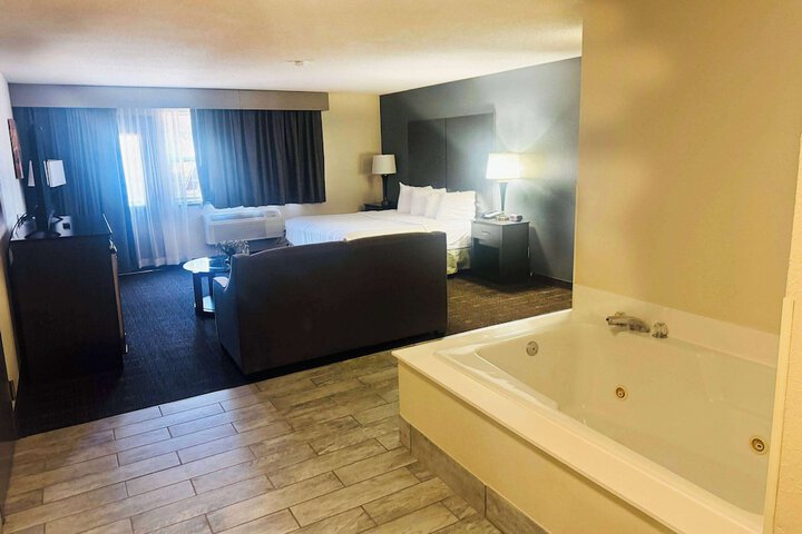 1 King Bed (3 of 8)