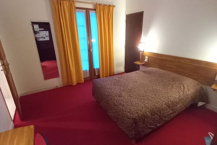 Room 5 of 12