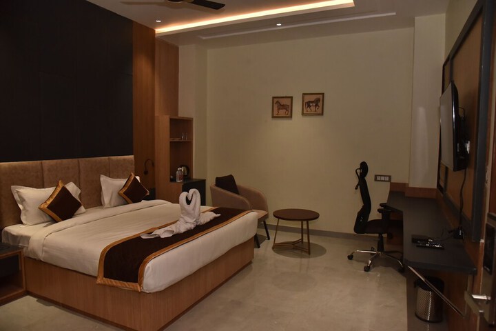 Room 11 of 16