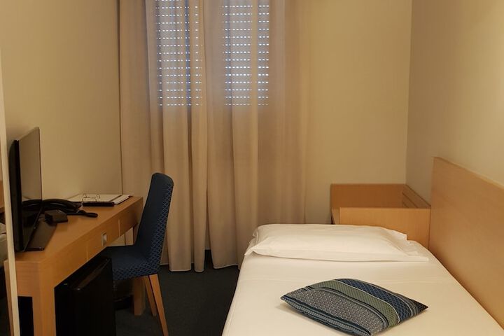 Room 11 of 46