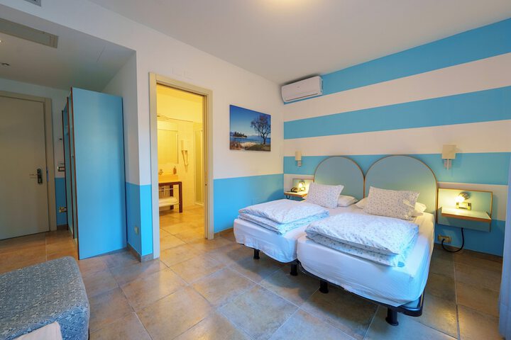 Room 12 of 63