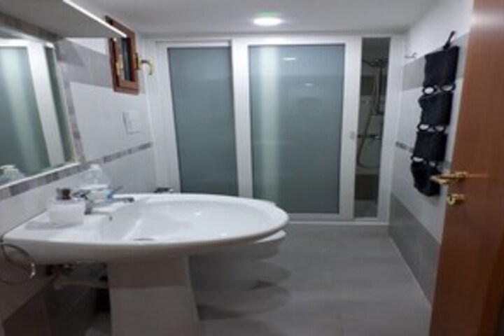 Room 2 of 16