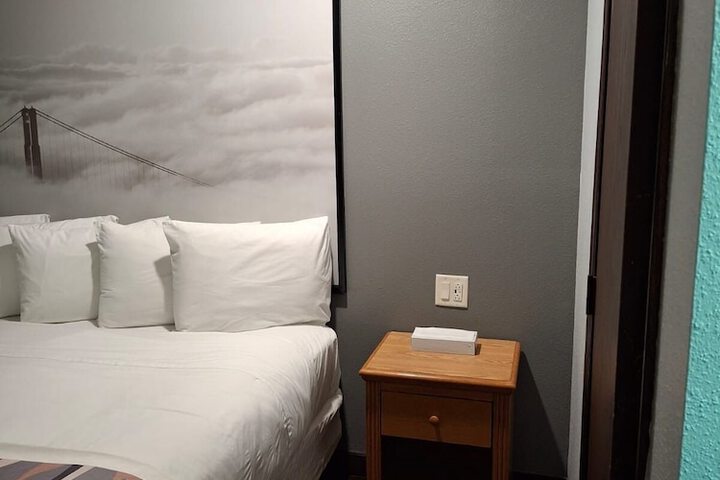 Basic King Bed (5 of 8)
