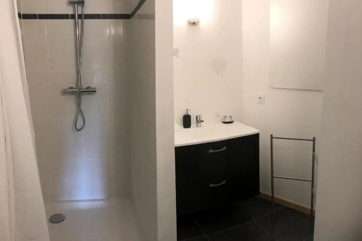 Room 6 of 12