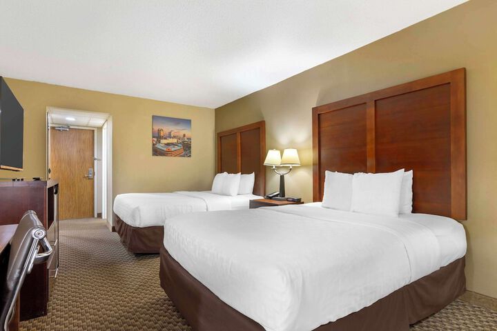 2 Queen Beds (3 of 11)