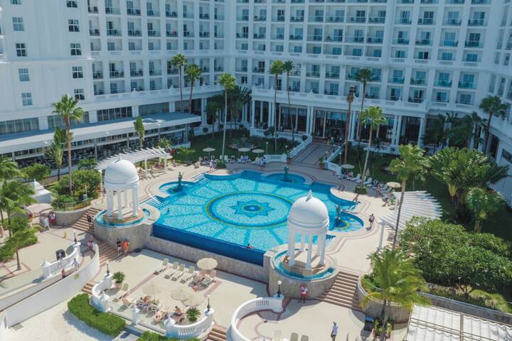 Pool Hotel