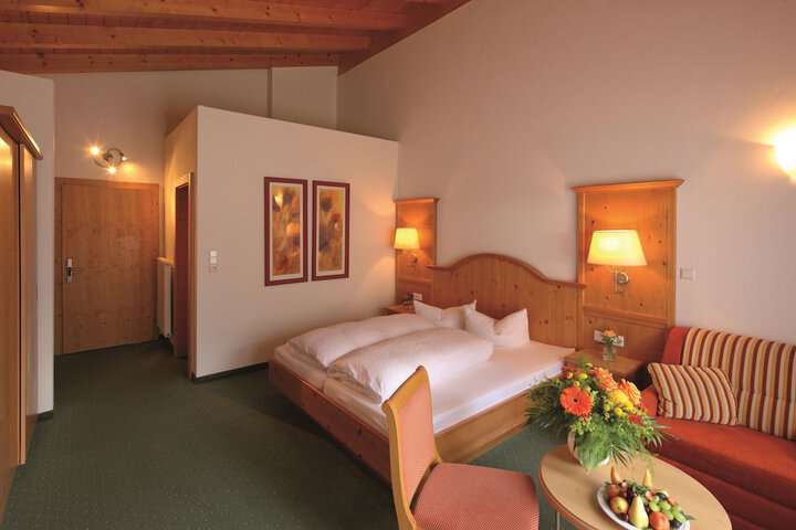 Room 4 of 99
