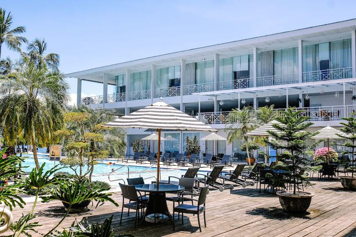 Hotel Pool