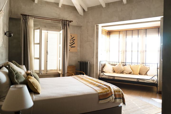Room 3 of 77