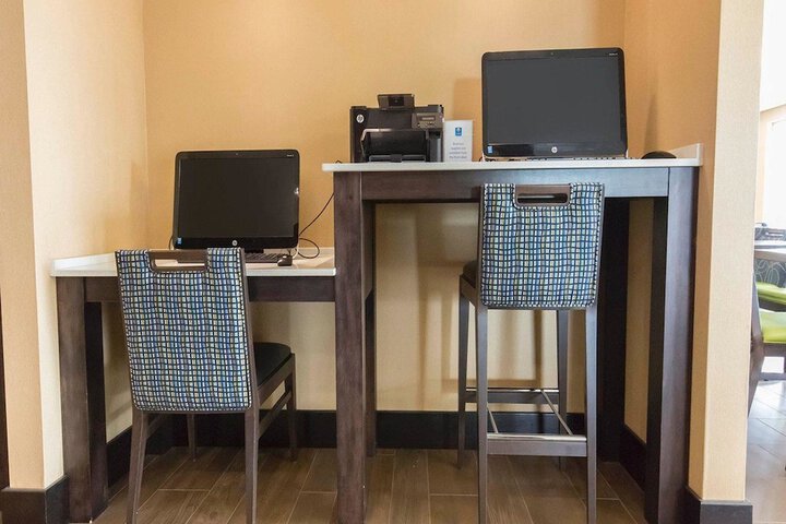 Business Center 25 of 27