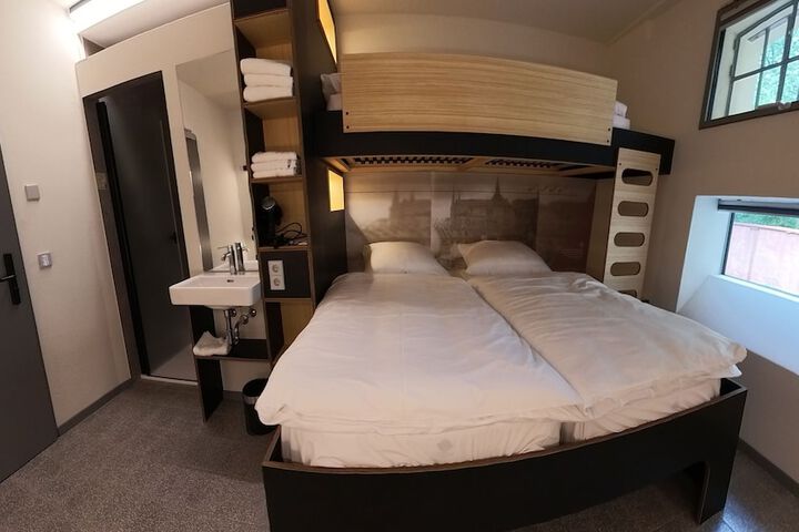 Room 10 of 93