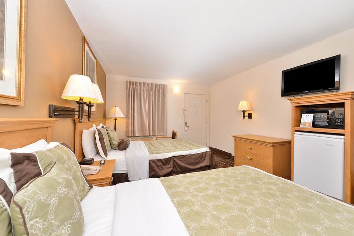 2 Double Beds (3 of 4)
