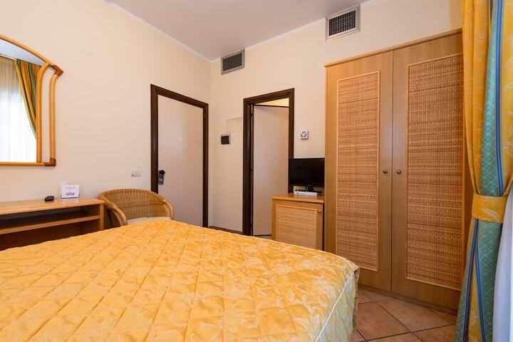 Room 18 of 74