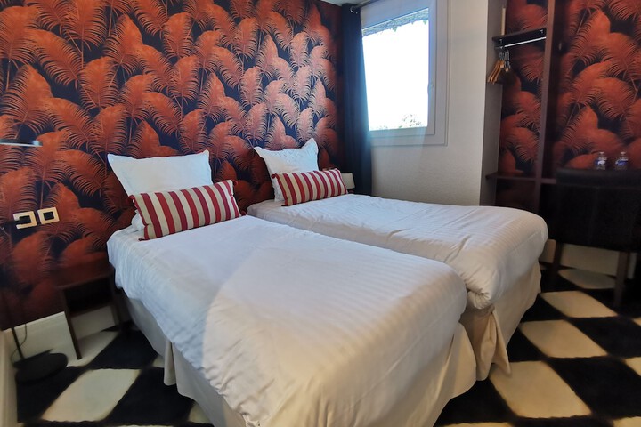Room 3 of 8