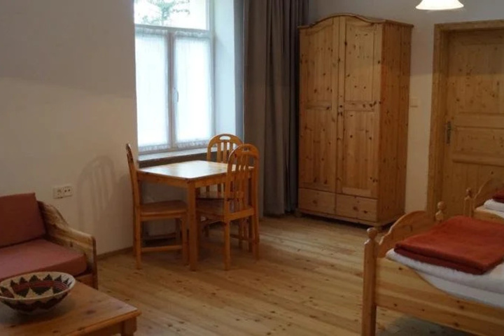 Room 4 of 12