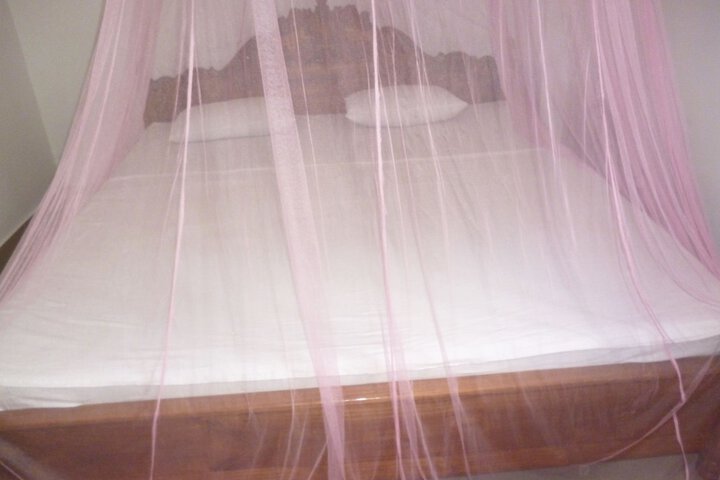 Room 4 of 8