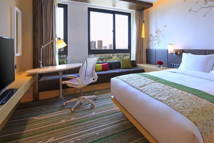 Room 13 of 36