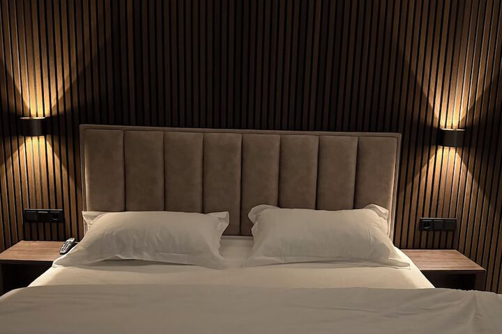 Room 9 of 33