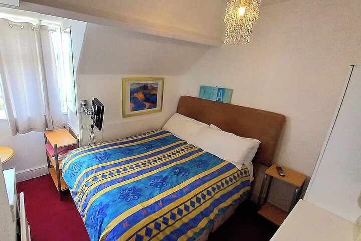 Room 5 of 10