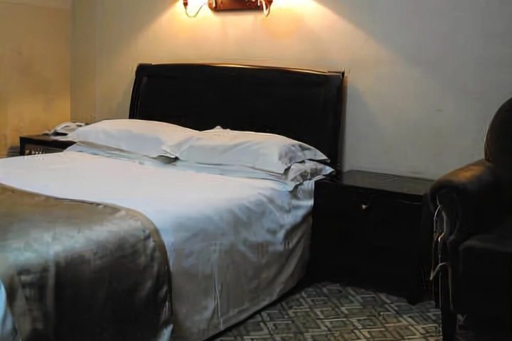 Room 4 of 8
