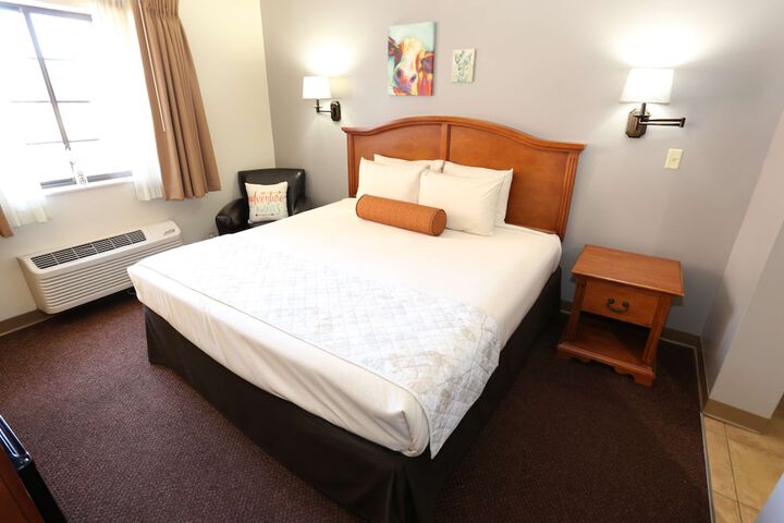 1 King Bed (3 of 14)
