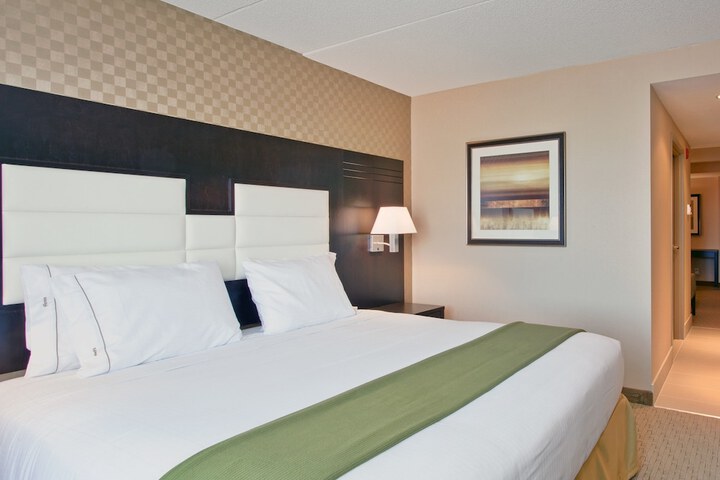 Room 4 of 33