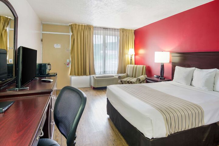 1 Queen Bed (6 of 15)
