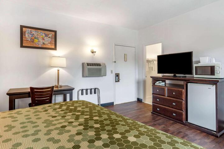 1 King Bed (4 of 9)