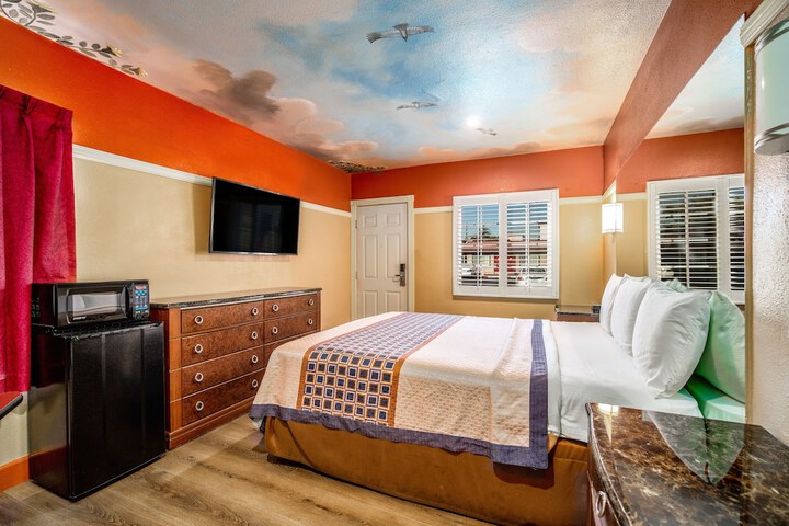 1 King Bed (3 of 7)
