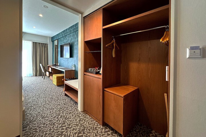 Room 10 of 31
