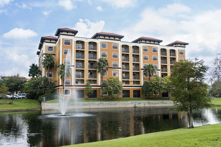 Hotel Exterior 65 of 72