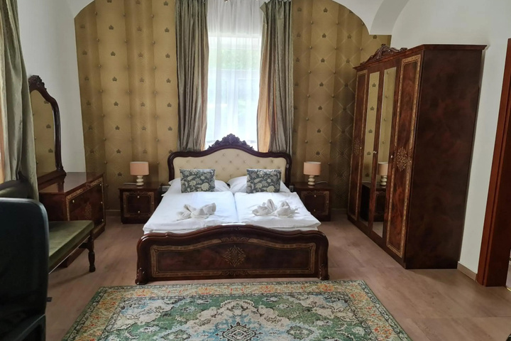 Room 4 of 13