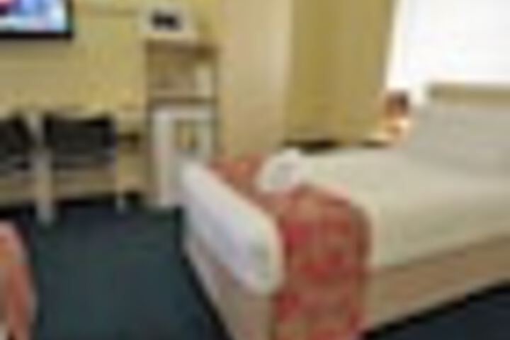 Room 17 of 102