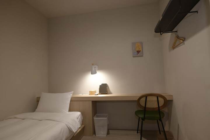 Room 12 of 32