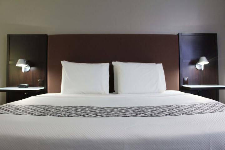 Deluxe King Bed (4 of 11)