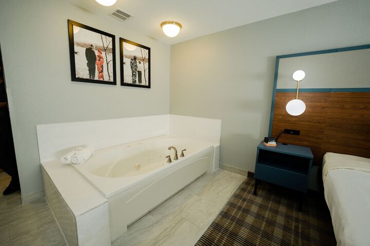 1 King Bed (2 of 18)