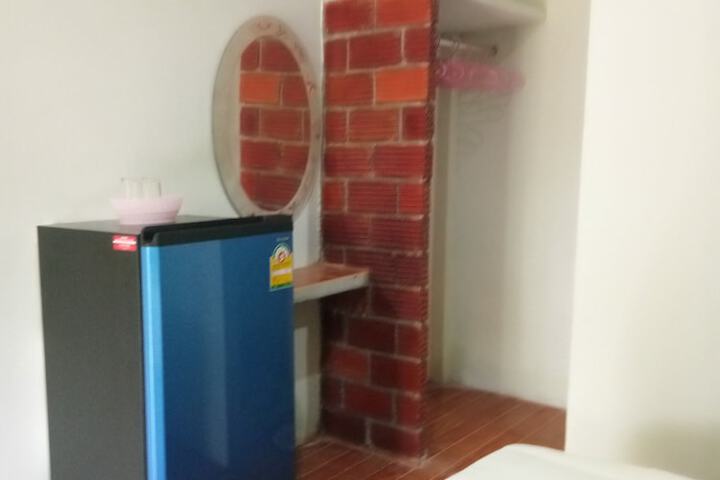 Room 4 of 100