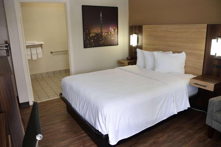 1 Queen Bed Deluxe Mobility Accessible (1 of 10)