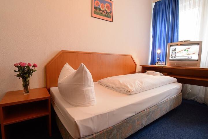 Room 12 of 33