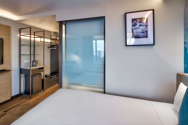Room 9 of 32
