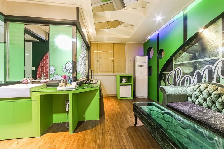 Room 93 of 156