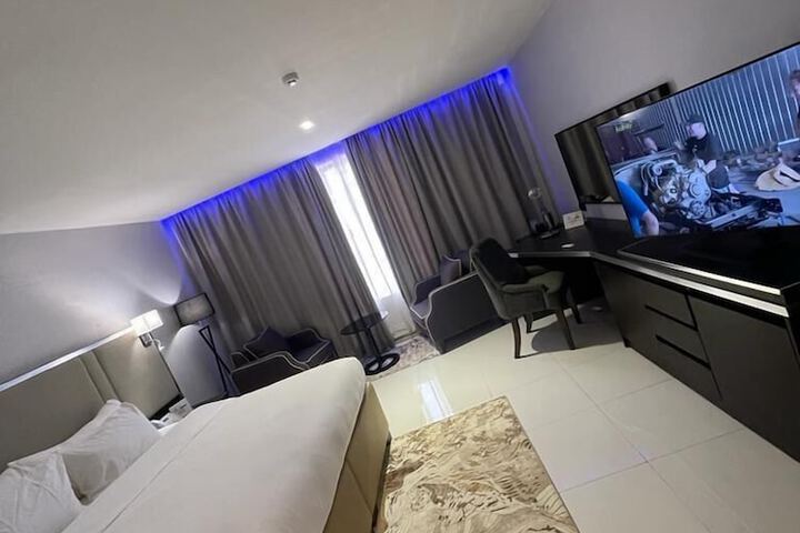 Room 10 of 33