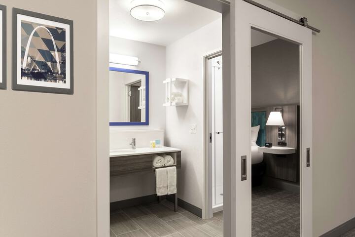 King Room with Microwave and Refrigerator (3 of 15)