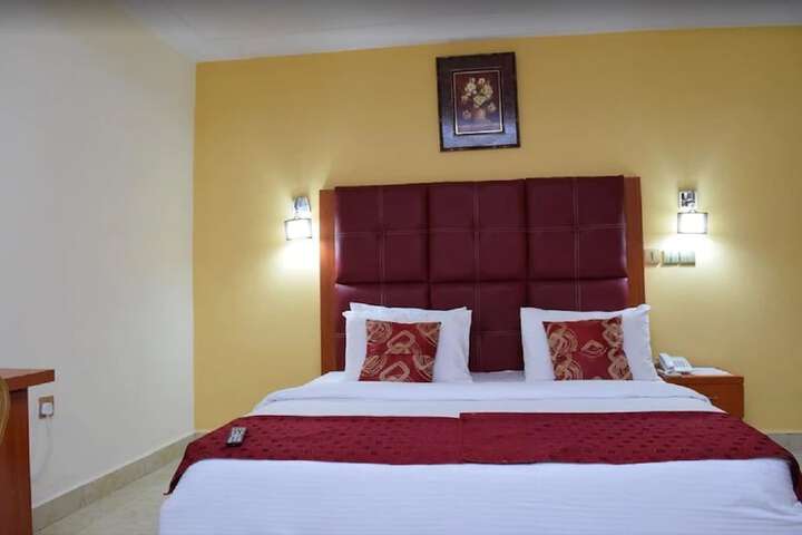 Room 4 of 25