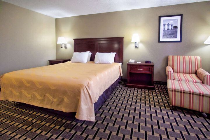 1 King Bed (3 of 13)