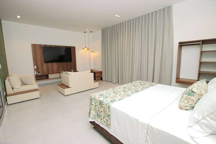 Room 33 of 74