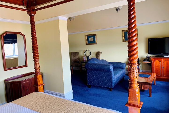 Room 11 of 48