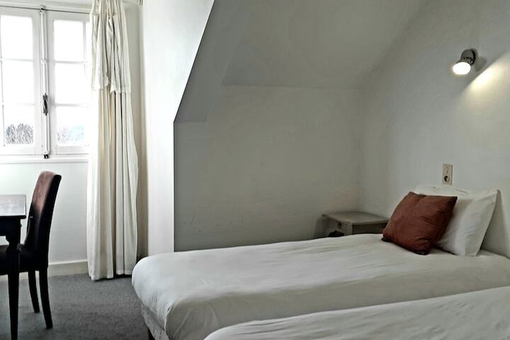 Room 12 of 66