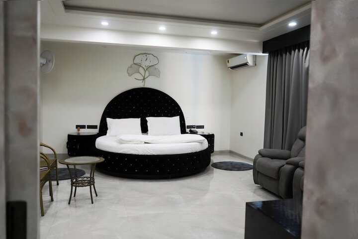 Room 4 of 35